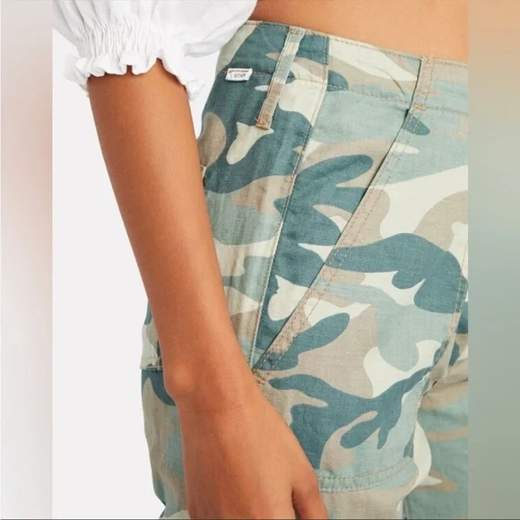 🚨BLACK FRIDAY SALE! NWT Mother shaker chop crop camo pants

8154 - Picture 4 of 10